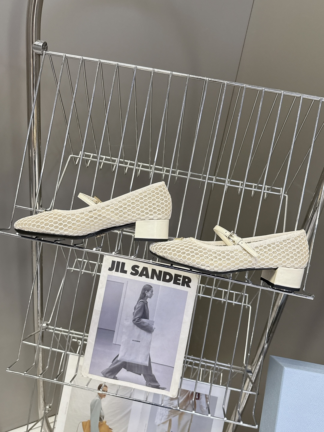 Prada普拉达春夏最新款网眼玛丽珍粗跟鞋超多明星网红种草 是品牌标志性的复古风单品，完美融合了法式优雅