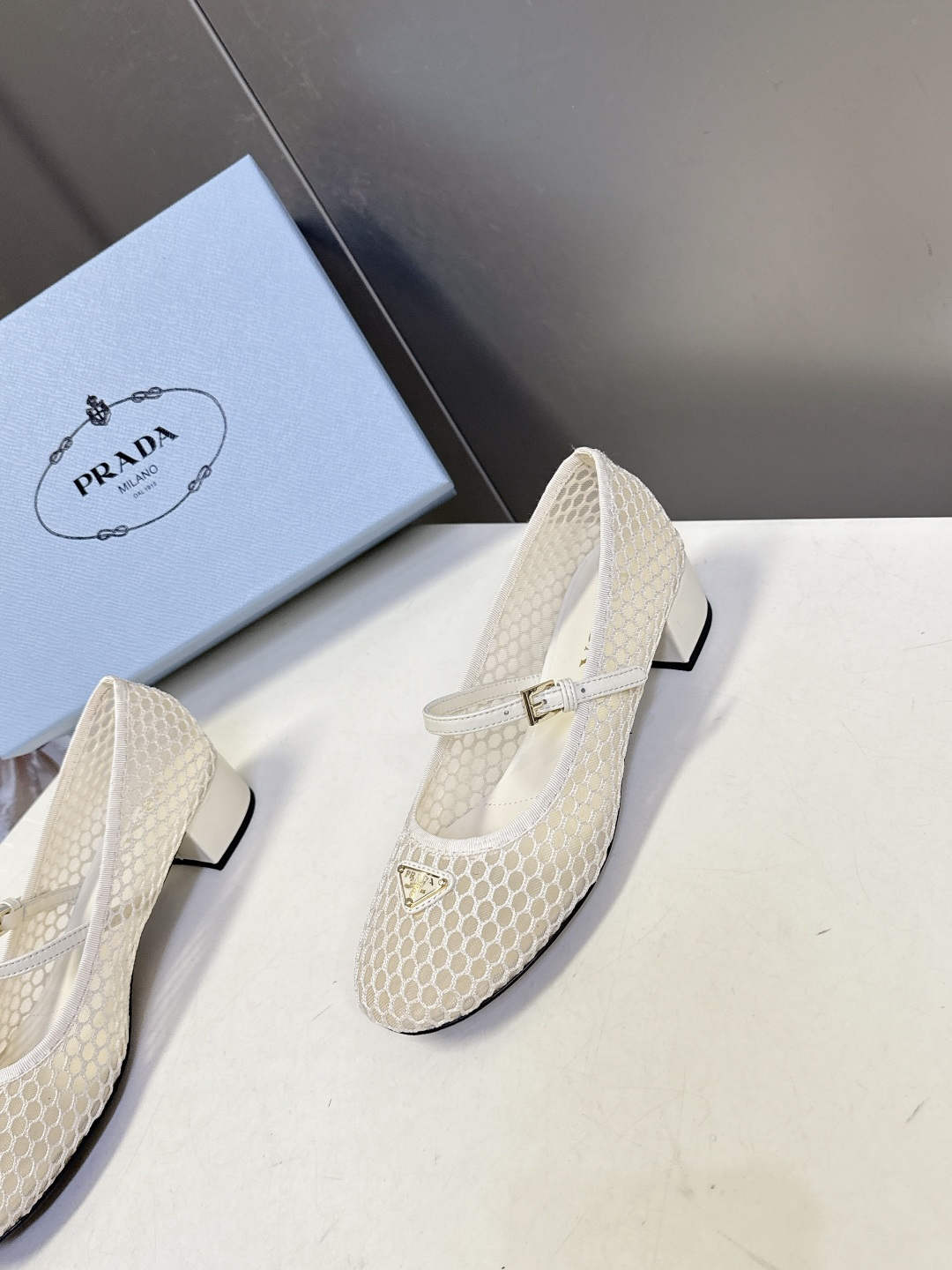 Prada普拉达春夏最新款网眼玛丽珍粗跟鞋超多明星网红种草 是品牌标志性的复古风单品，完美融合了法式优雅