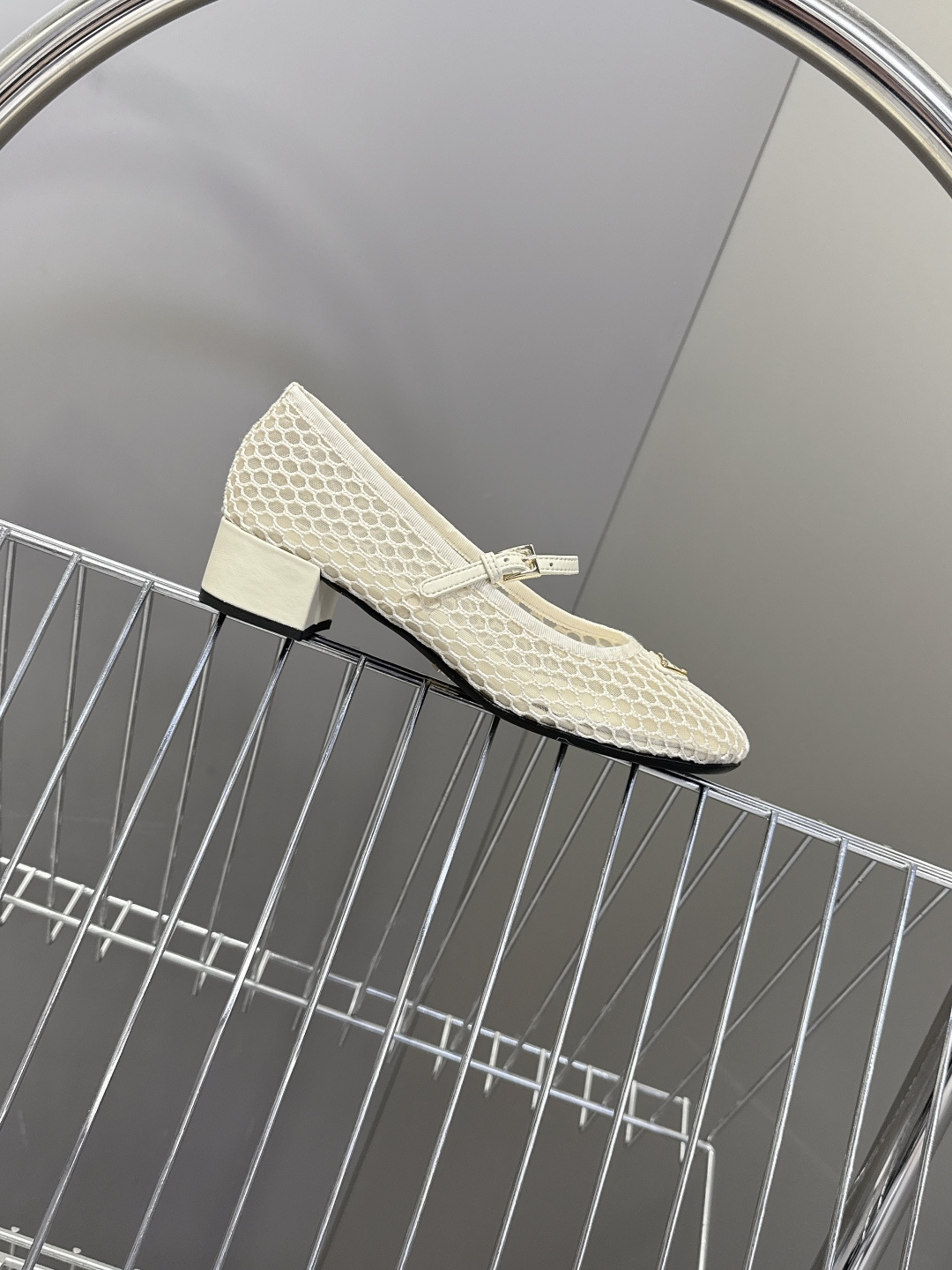 Prada普拉达春夏最新款网眼玛丽珍粗跟鞋超多明星网红种草 是品牌标志性的复古风单品，完美融合了法式优雅