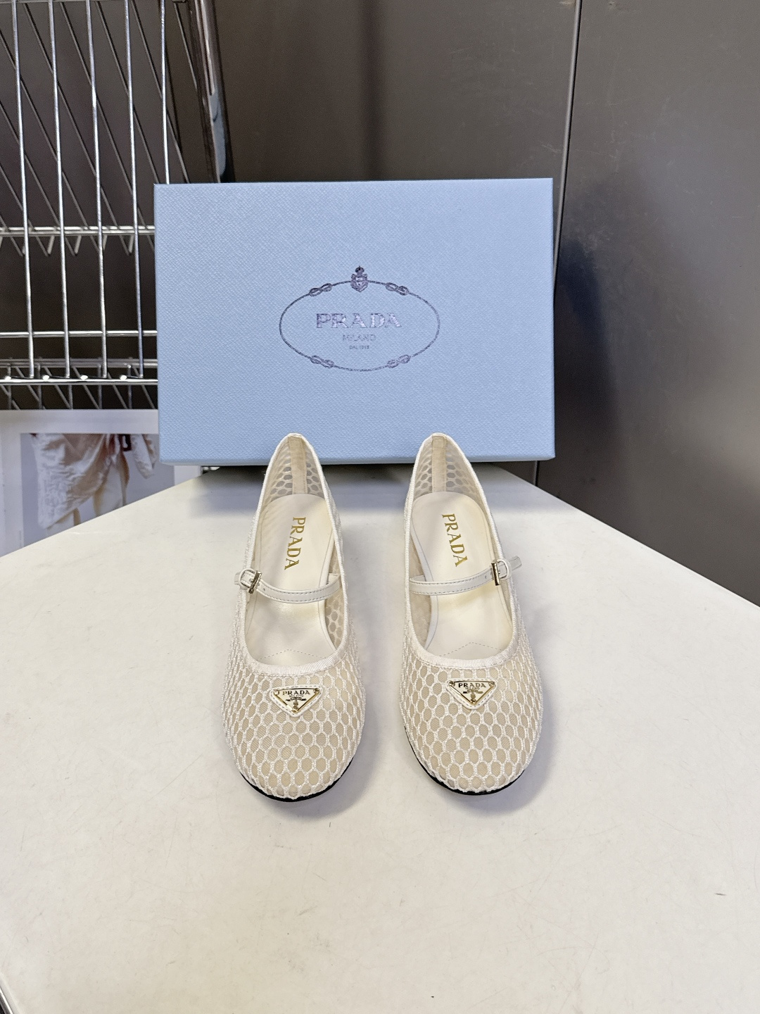 Prada普拉达春夏最新款网眼玛丽珍粗跟鞋超多明星网红种草 是品牌标志性的复古风单品，完美融合了法式优雅