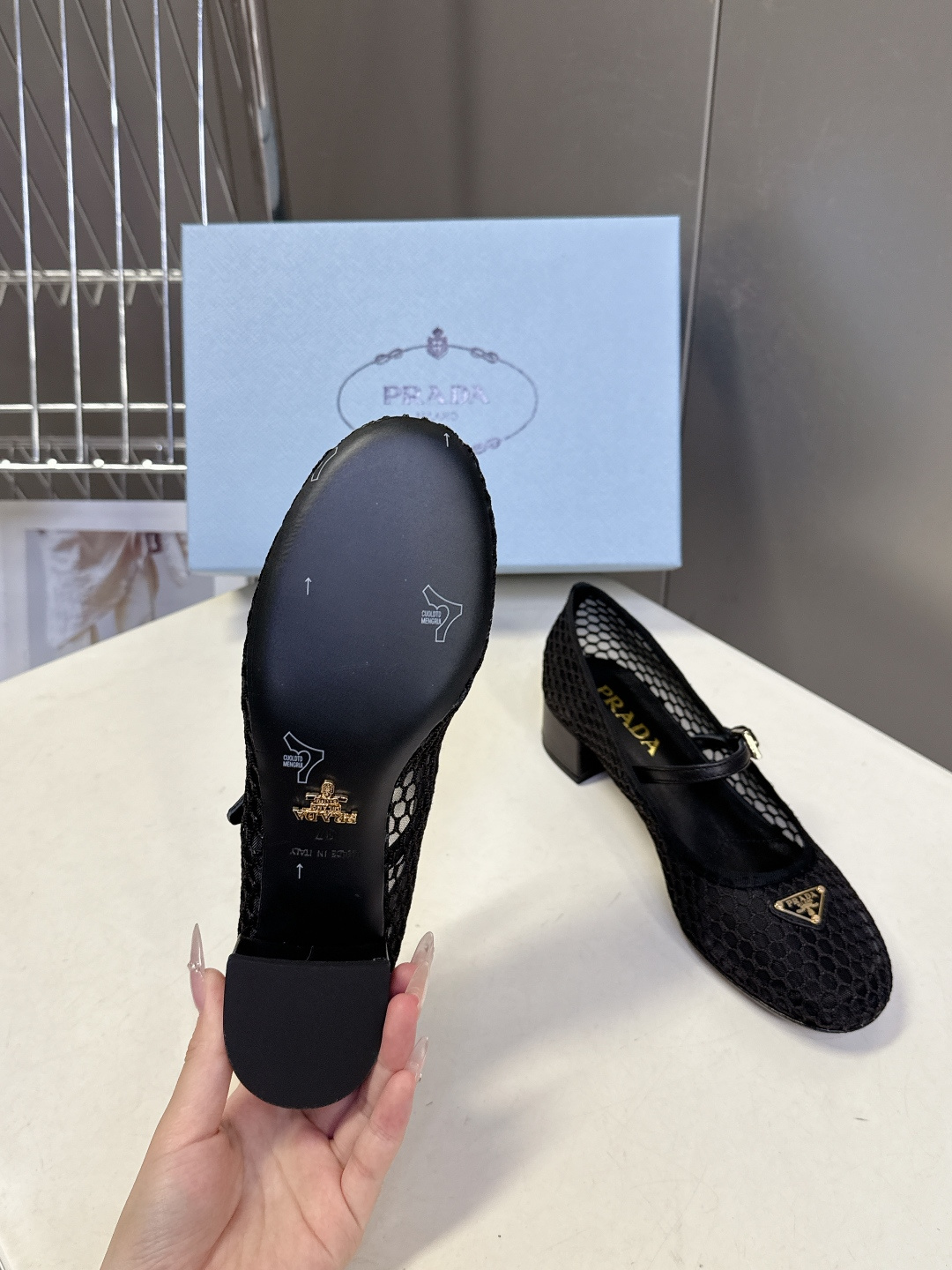 Prada普拉达春夏最新款网眼玛丽珍粗跟鞋超多明星网红种草 是品牌标志性的复古风单品，完美融合了法式优雅