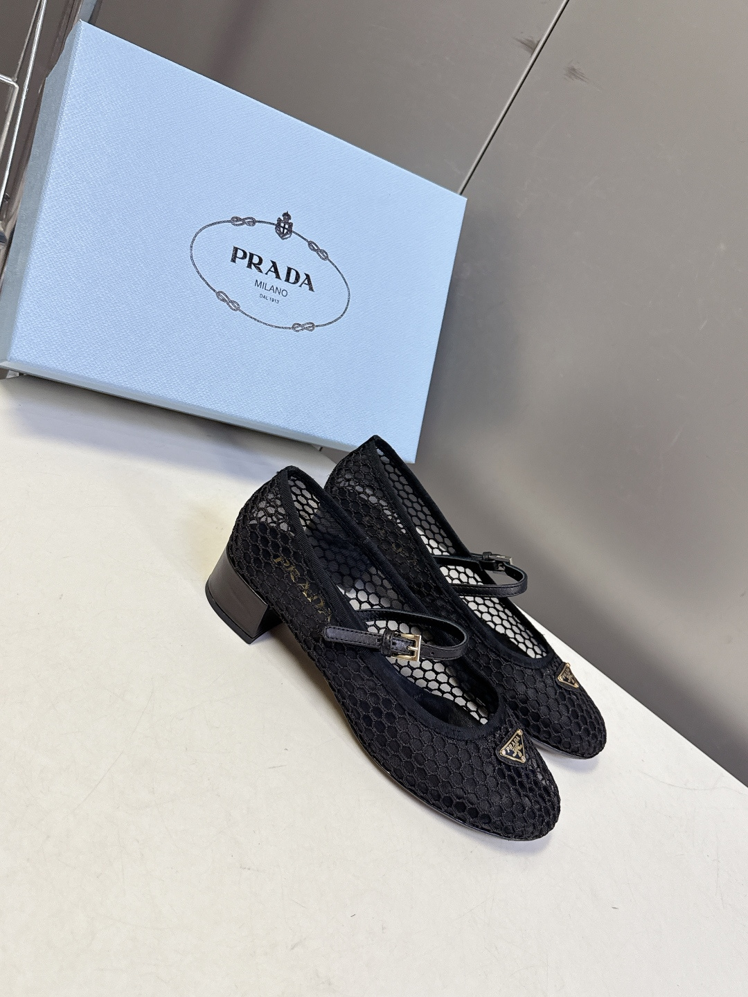 Prada普拉达春夏最新款网眼玛丽珍粗跟鞋超多明星网红种草 是品牌标志性的复古风单品，完美融合了法式优雅