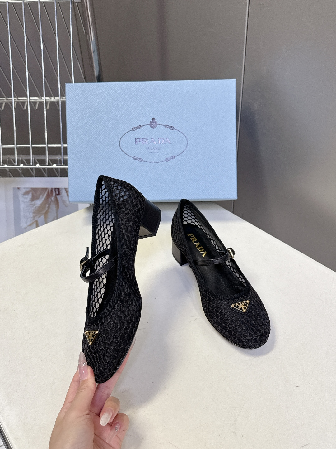 Prada普拉达春夏最新款网眼玛丽珍粗跟鞋超多明星网红种草 是品牌标志性的复古风单品，完美融合了法式优雅