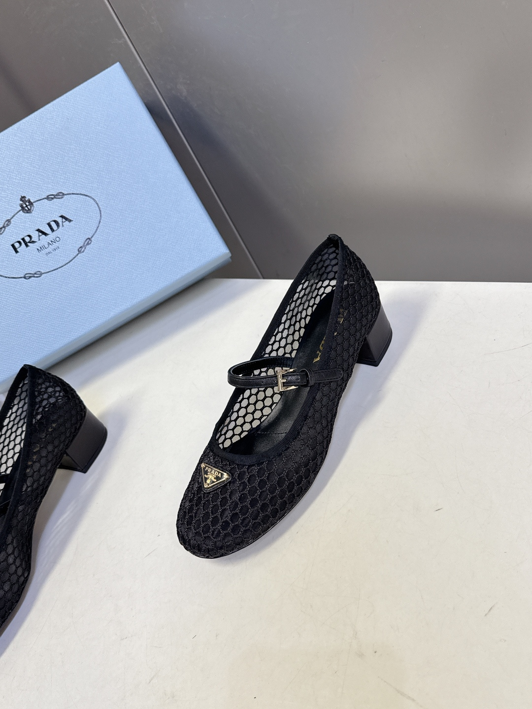 Prada普拉达春夏最新款网眼玛丽珍粗跟鞋超多明星网红种草 是品牌标志性的复古风单品，完美融合了法式优雅