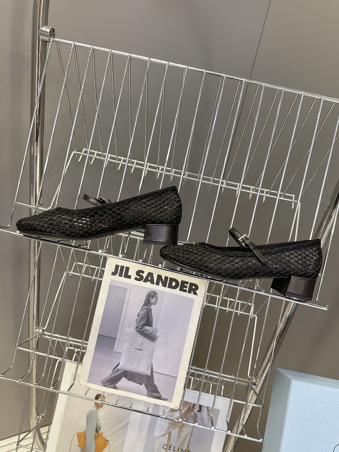 Prada普拉达春夏最新款网眼玛丽珍粗跟鞋超多明星网红种草 是品牌标志性的复古风单品，完美融合了法式优雅