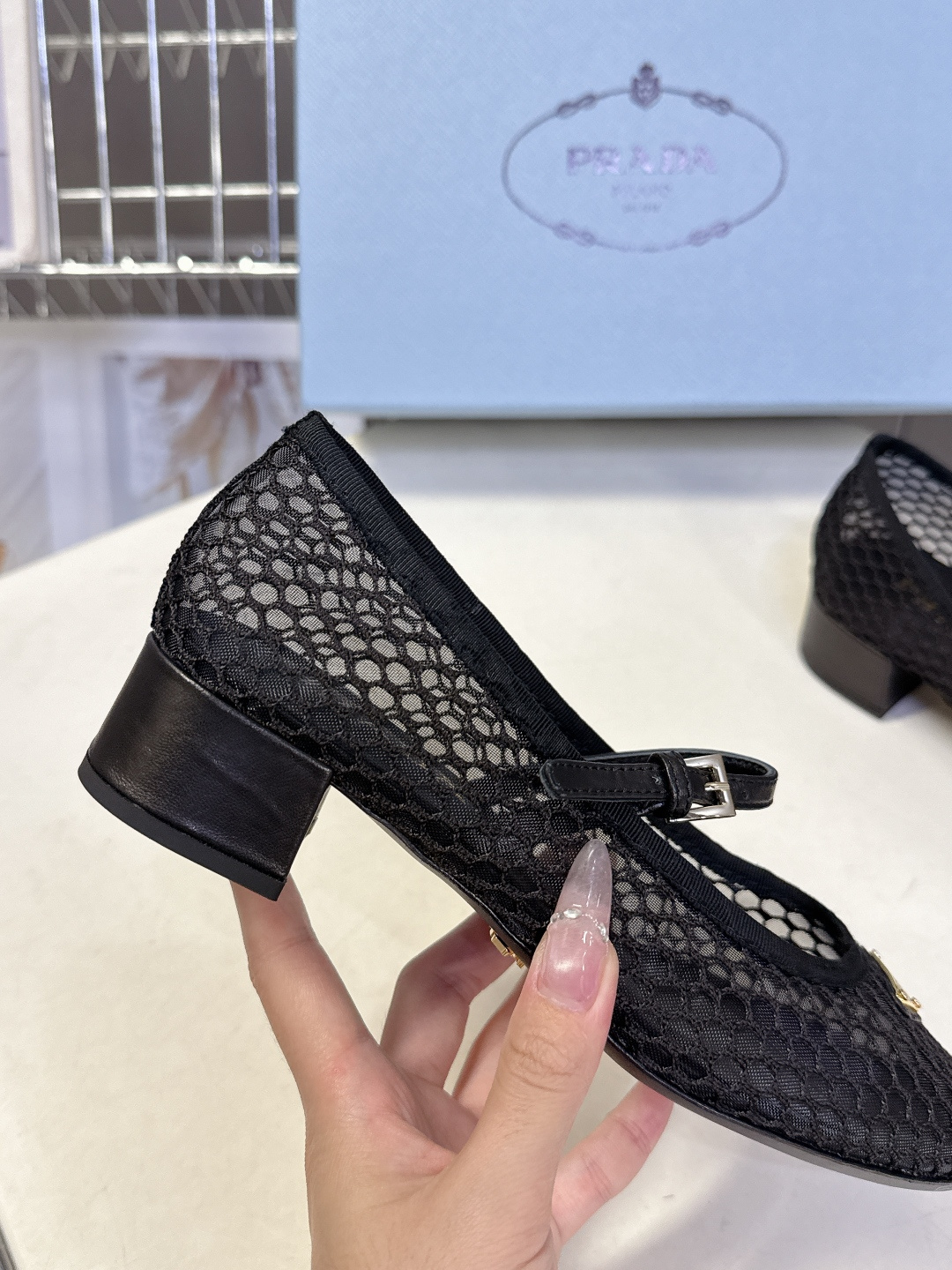 Prada普拉达春夏最新款网眼玛丽珍粗跟鞋超多明星网红种草 是品牌标志性的复古风单品，完美融合了法式优雅