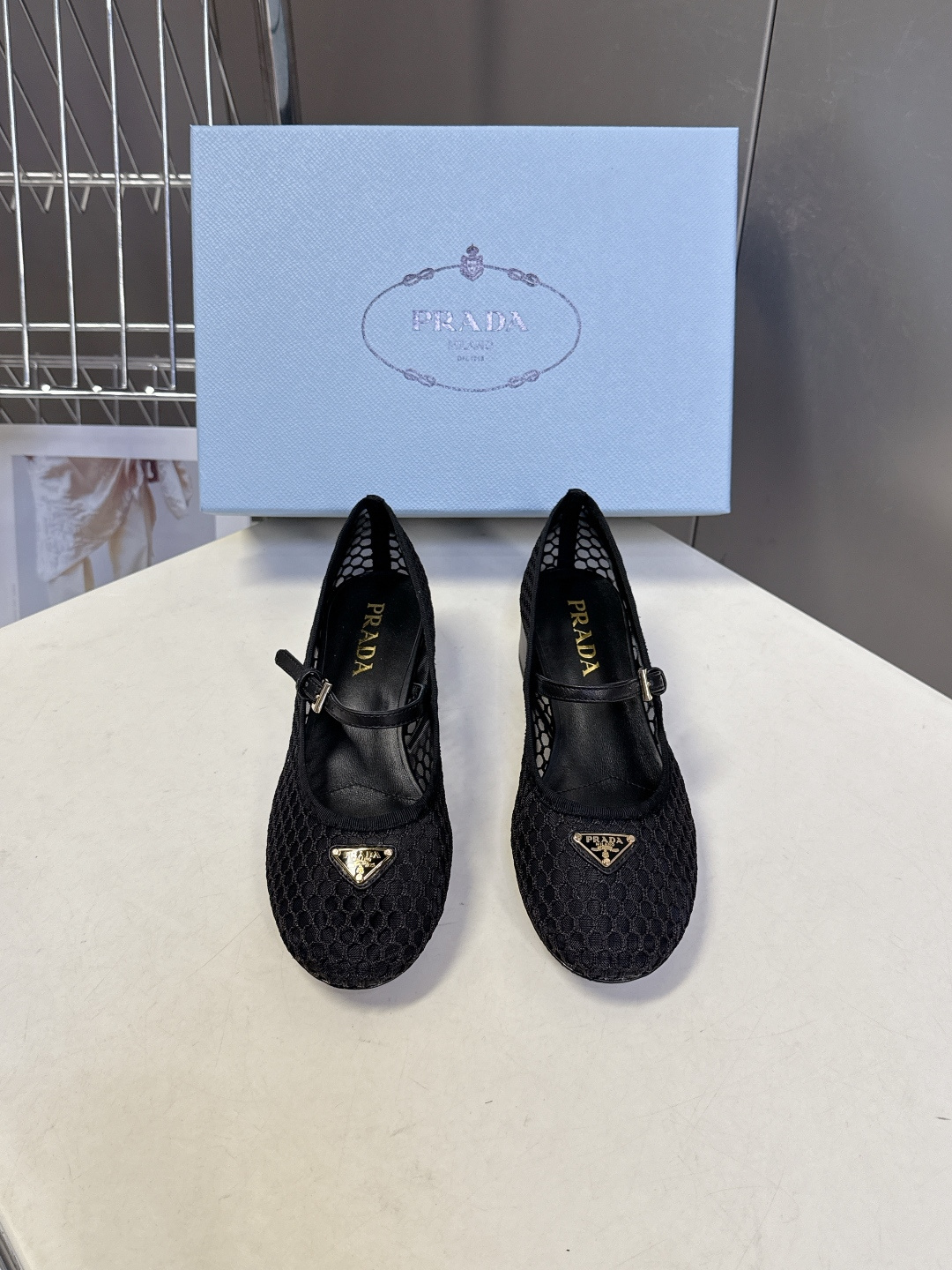 Prada普拉达春夏最新款网眼玛丽珍粗跟鞋超多明星网红种草 是品牌标志性的复古风单品，完美融合了法式优雅