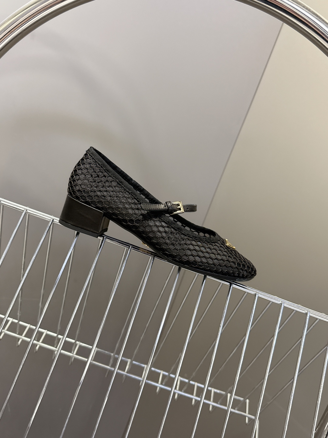 Prada普拉达春夏最新款网眼玛丽珍粗跟鞋超多明星网红种草 是品牌标志性的复古风单品，完美融合了法式优雅