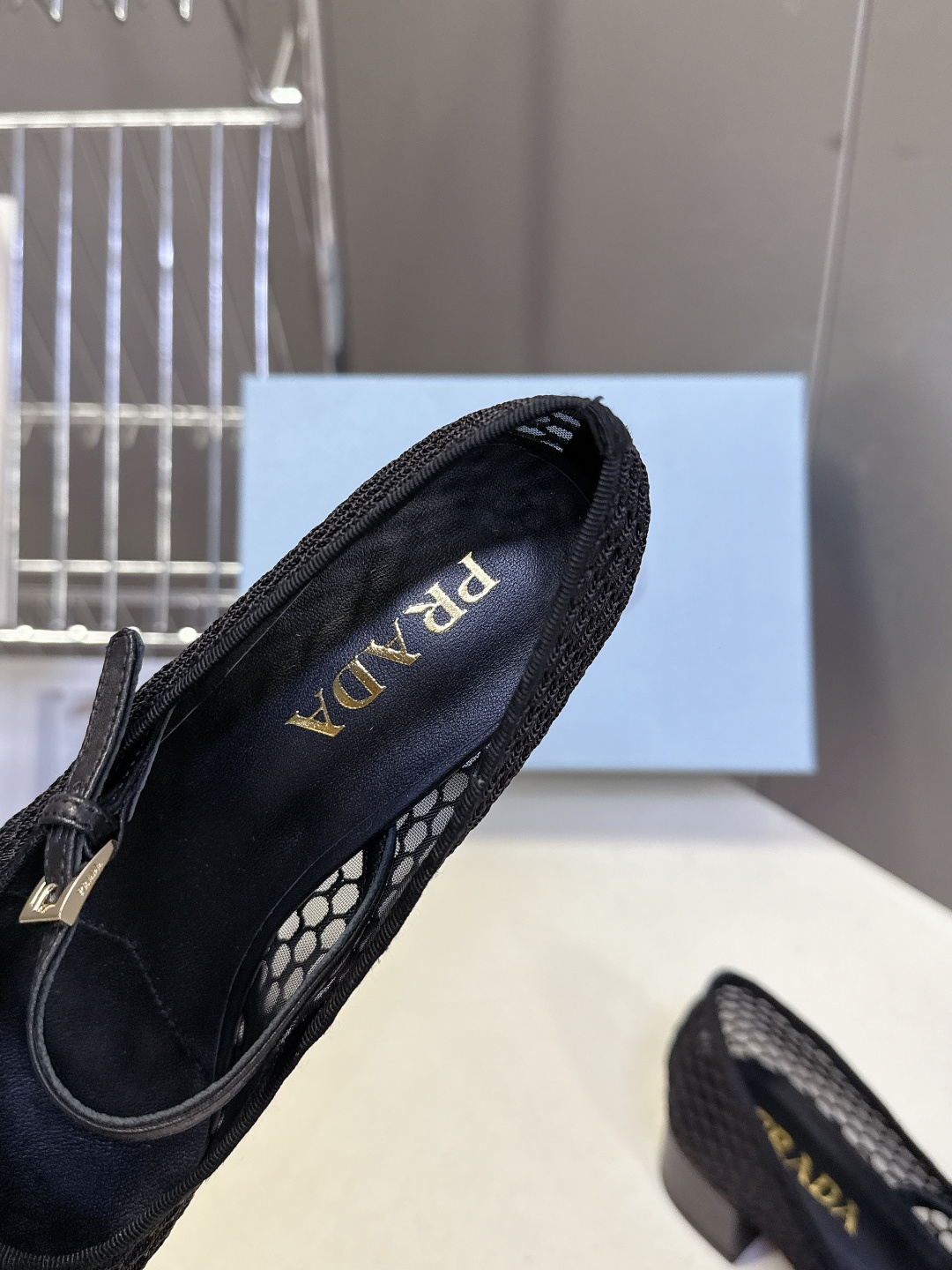 Prada普拉达春夏最新款网眼玛丽珍粗跟鞋超多明星网红种草 是品牌标志性的复古风单品，完美融合了法式优雅