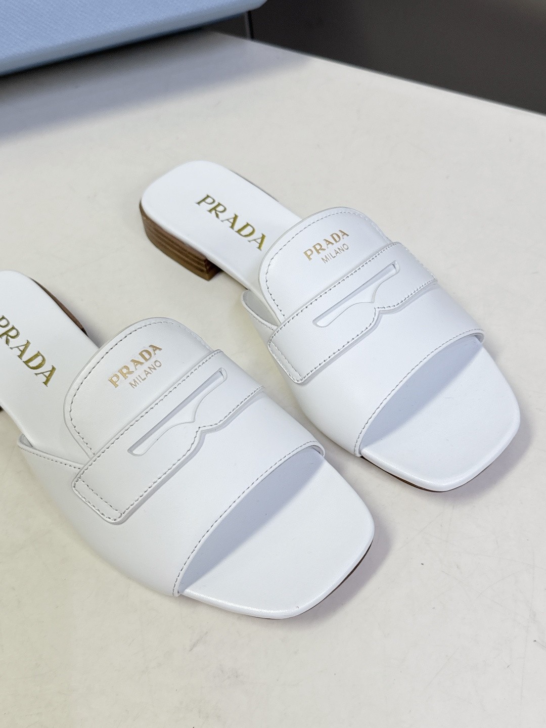 PRADA普拉达2026春夏最新款方头一字拖超多明星网红种草 这是今年春夏推出的女士方头一字拖系列 是品