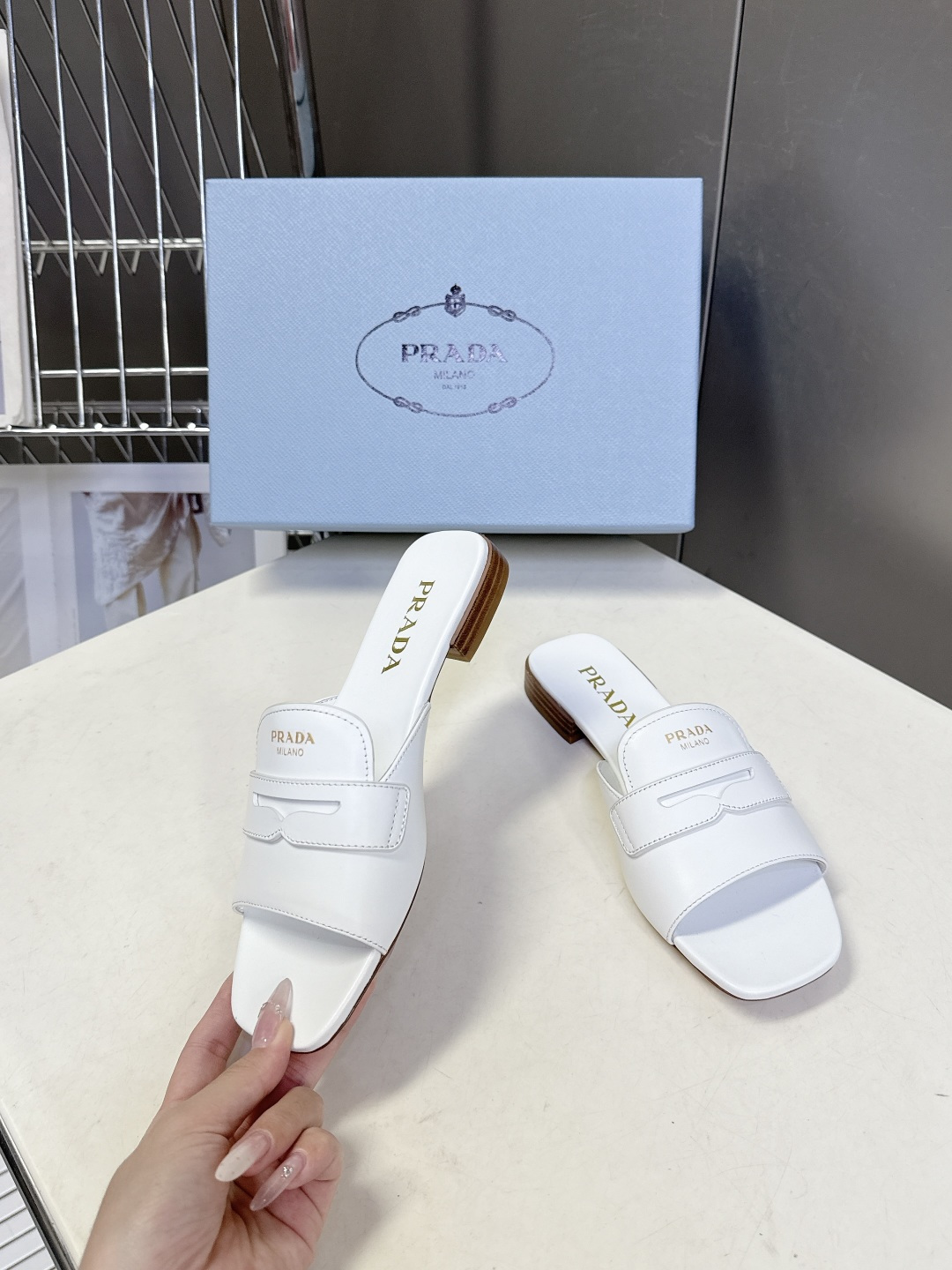 PRADA普拉达2026春夏最新款方头一字拖超多明星网红种草 这是今年春夏推出的女士方头一字拖系列 是品
