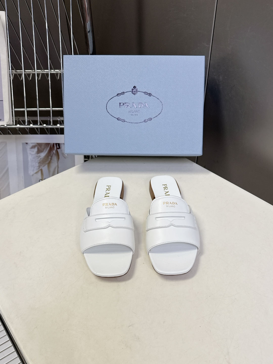 PRADA普拉达2026春夏最新款方头一字拖超多明星网红种草 这是今年春夏推出的女士方头一字拖系列 是品