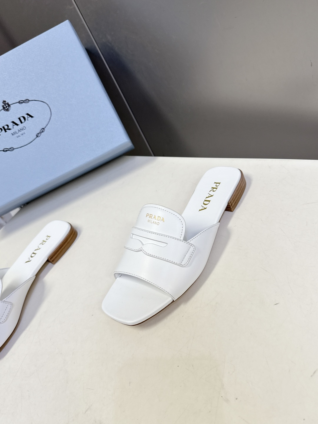 PRADA普拉达2026春夏最新款方头一字拖超多明星网红种草 这是今年春夏推出的女士方头一字拖系列 是品