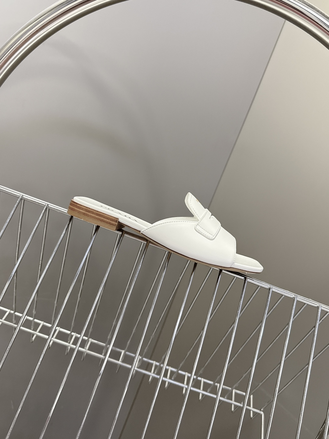 PRADA普拉达2026春夏最新款方头一字拖超多明星网红种草 这是今年春夏推出的女士方头一字拖系列 是品