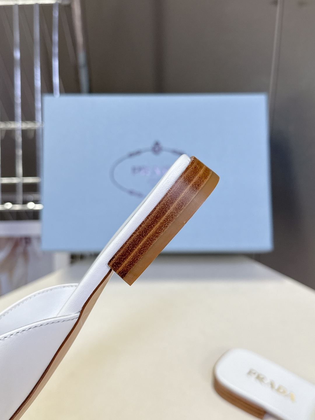 PRADA普拉达2026春夏最新款方头一字拖超多明星网红种草 这是今年春夏推出的女士方头一字拖系列 是品