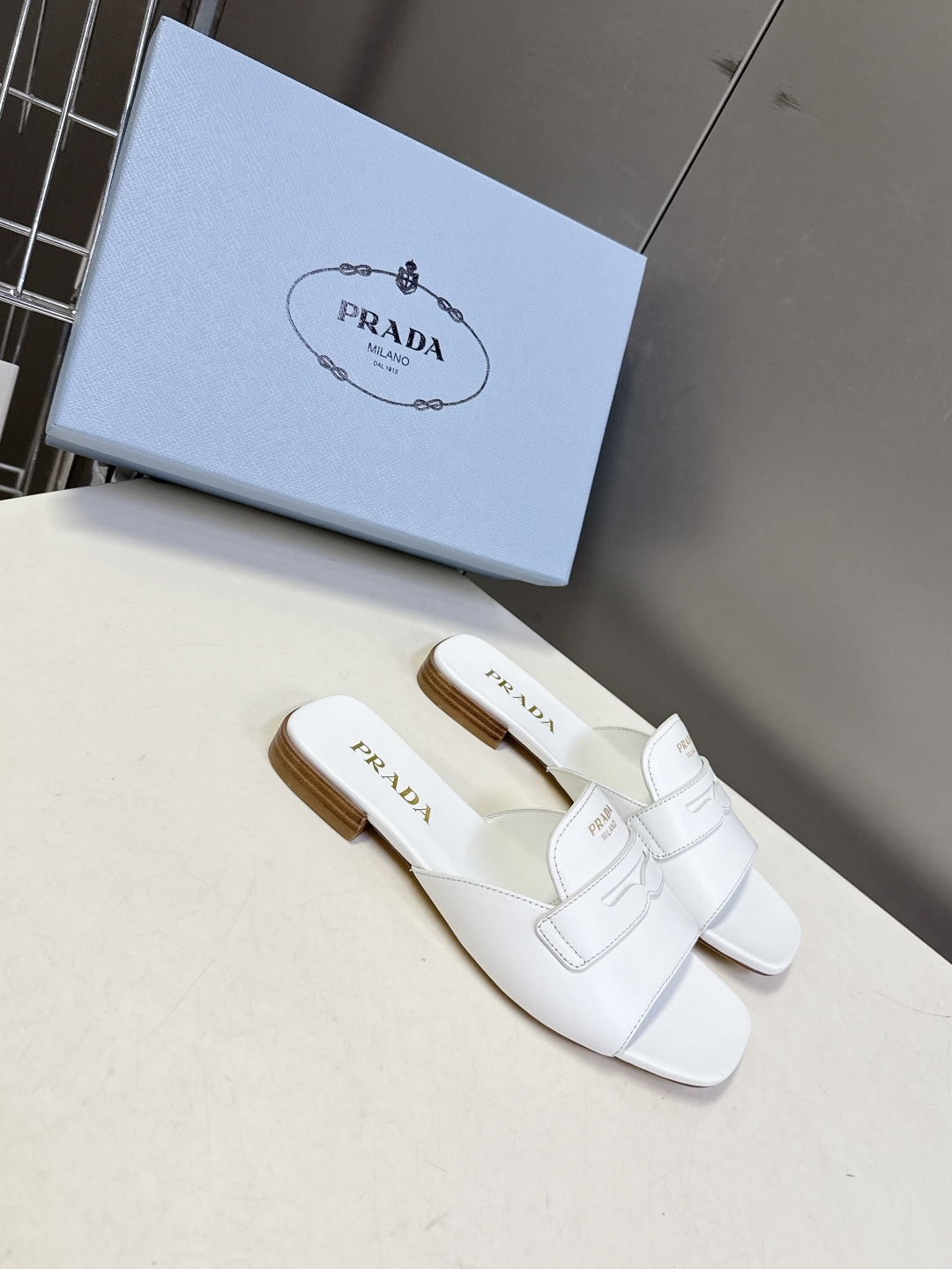 PRADA普拉达2026春夏最新款方头一字拖超多明星网红种草 这是今年春夏推出的女士方头一字拖系列 是品
