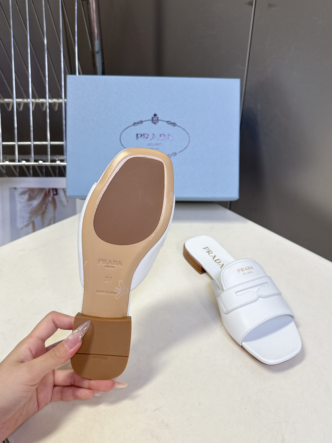 PRADA普拉达2026春夏最新款方头一字拖超多明星网红种草 这是今年春夏推出的女士方头一字拖系列 是品