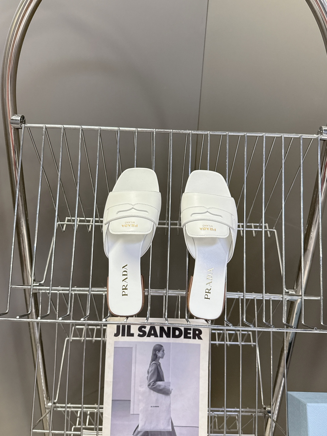 PRADA普拉达2026春夏最新款方头一字拖超多明星网红种草 这是今年春夏推出的女士方头一字拖系列 是品