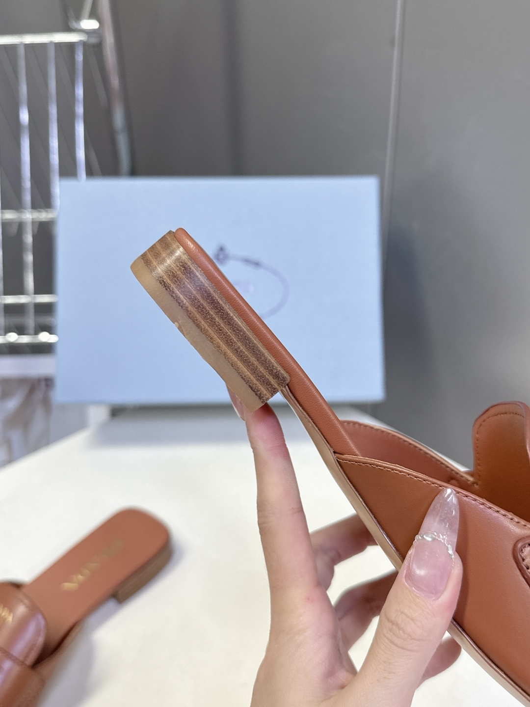 PRADA普拉达2026春夏最新款方头一字拖超多明星网红种草 这是今年春夏推出的女士方头一字拖系列 是品