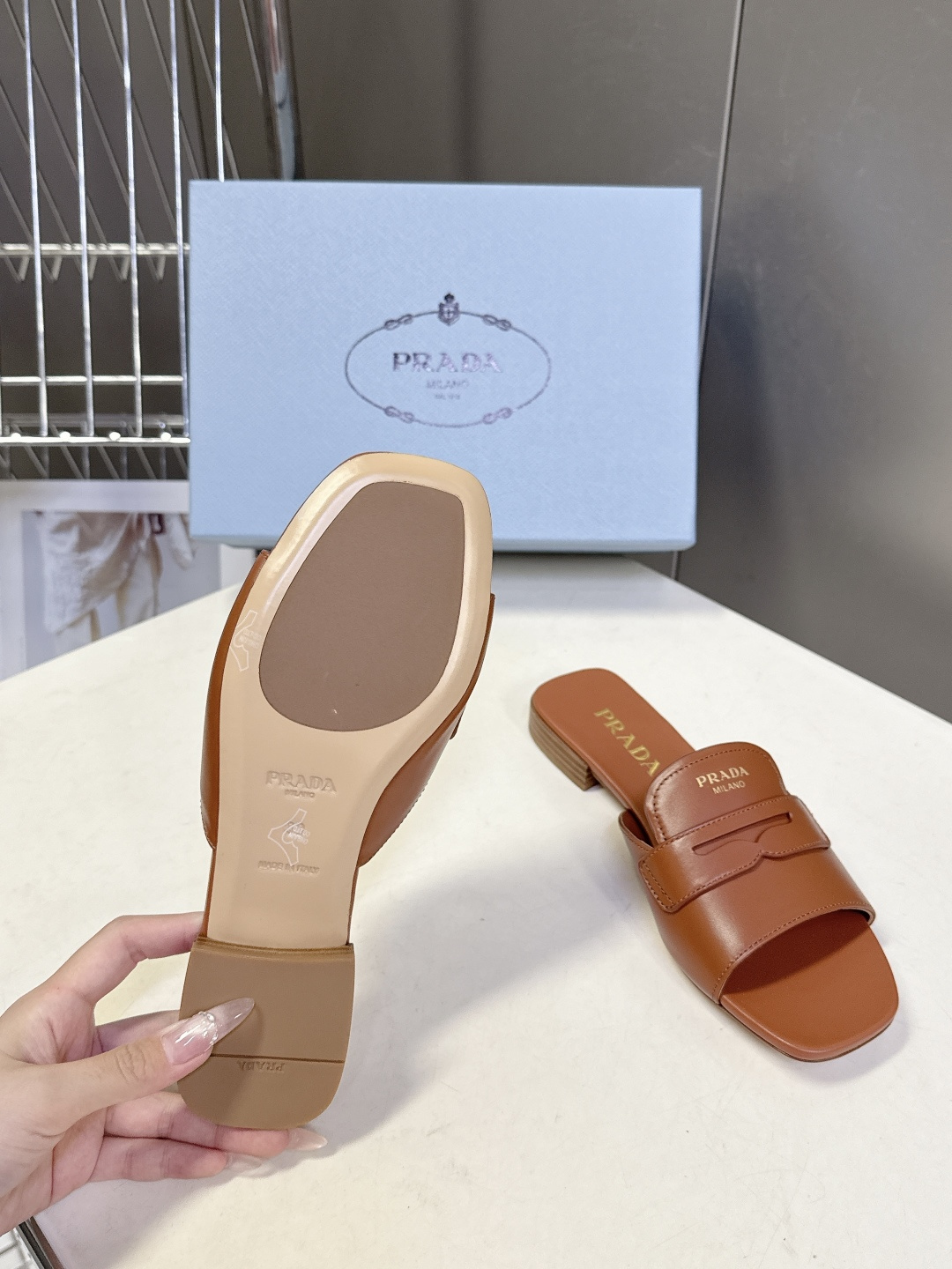 PRADA普拉达2026春夏最新款方头一字拖超多明星网红种草 这是今年春夏推出的女士方头一字拖系列 是品
