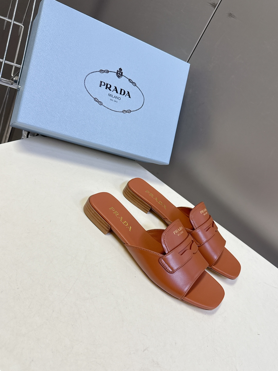 PRADA普拉达2026春夏最新款方头一字拖超多明星网红种草 这是今年春夏推出的女士方头一字拖系列 是品