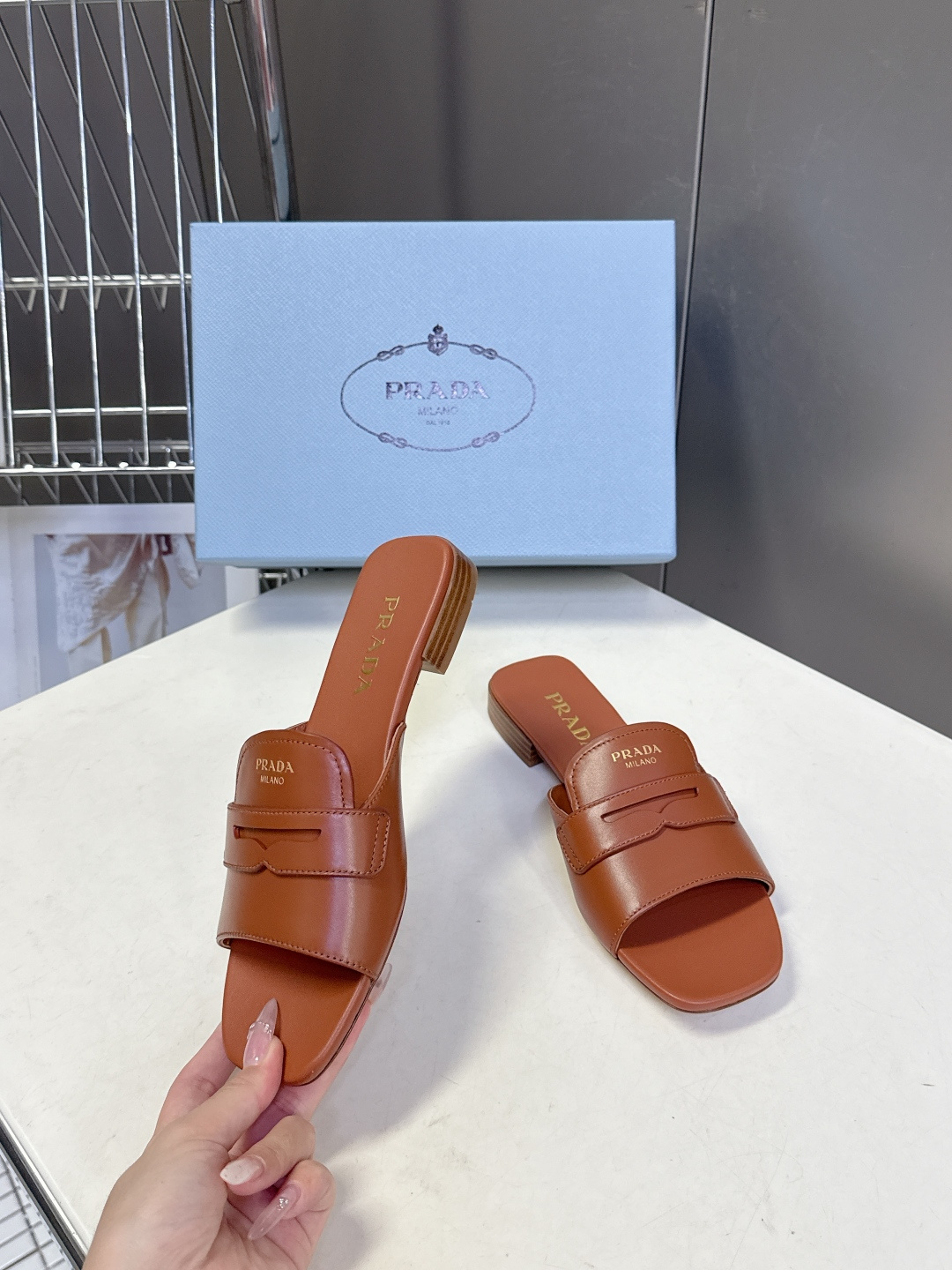 PRADA普拉达2026春夏最新款方头一字拖超多明星网红种草 这是今年春夏推出的女士方头一字拖系列 是品