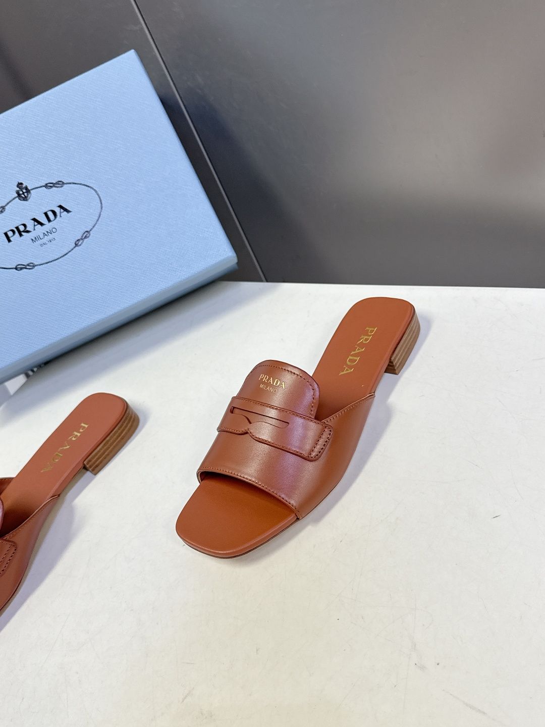 PRADA普拉达2026春夏最新款方头一字拖超多明星网红种草 这是今年春夏推出的女士方头一字拖系列 是品