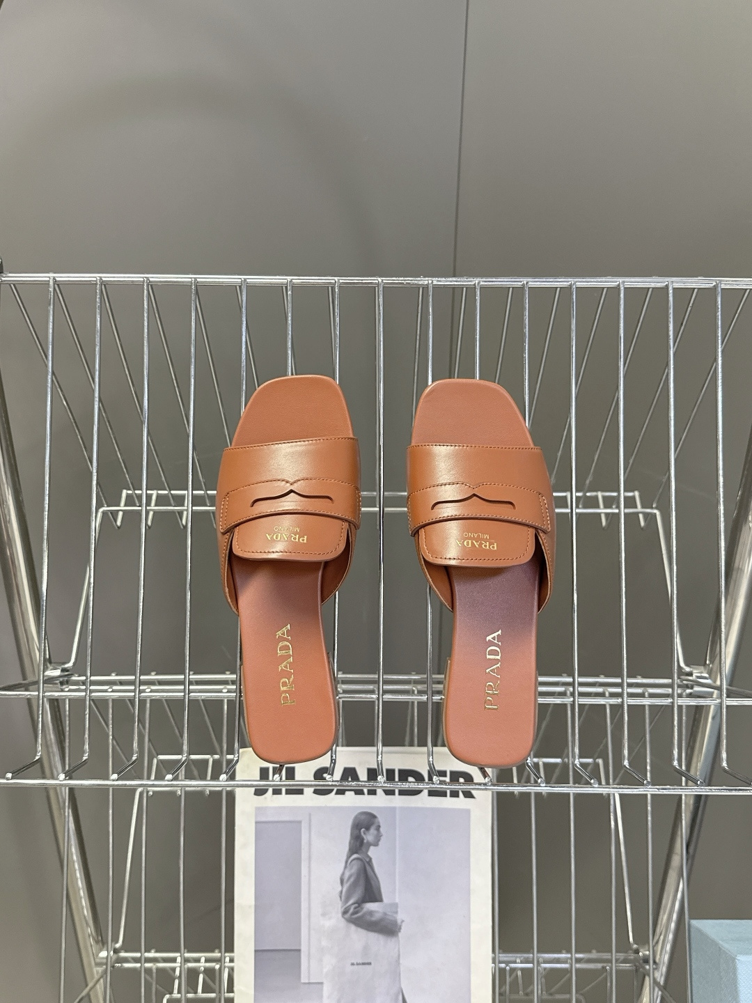 PRADA普拉达2026春夏最新款方头一字拖超多明星网红种草 这是今年春夏推出的女士方头一字拖系列 是品
