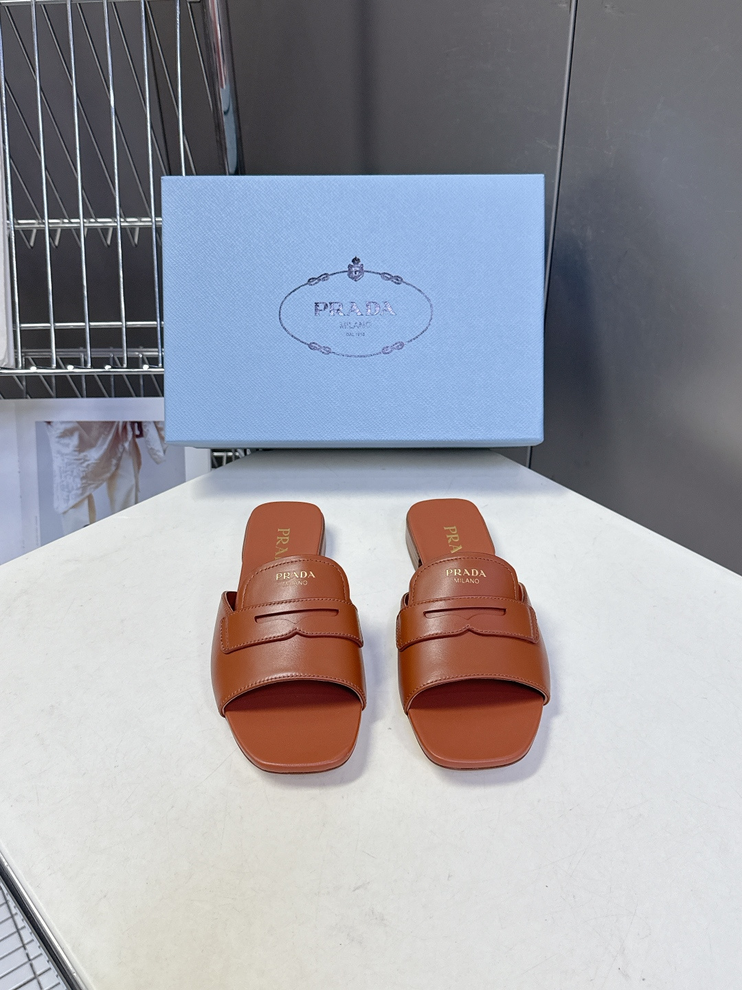 PRADA普拉达2026春夏最新款方头一字拖超多明星网红种草 这是今年春夏推出的女士方头一字拖系列 是品