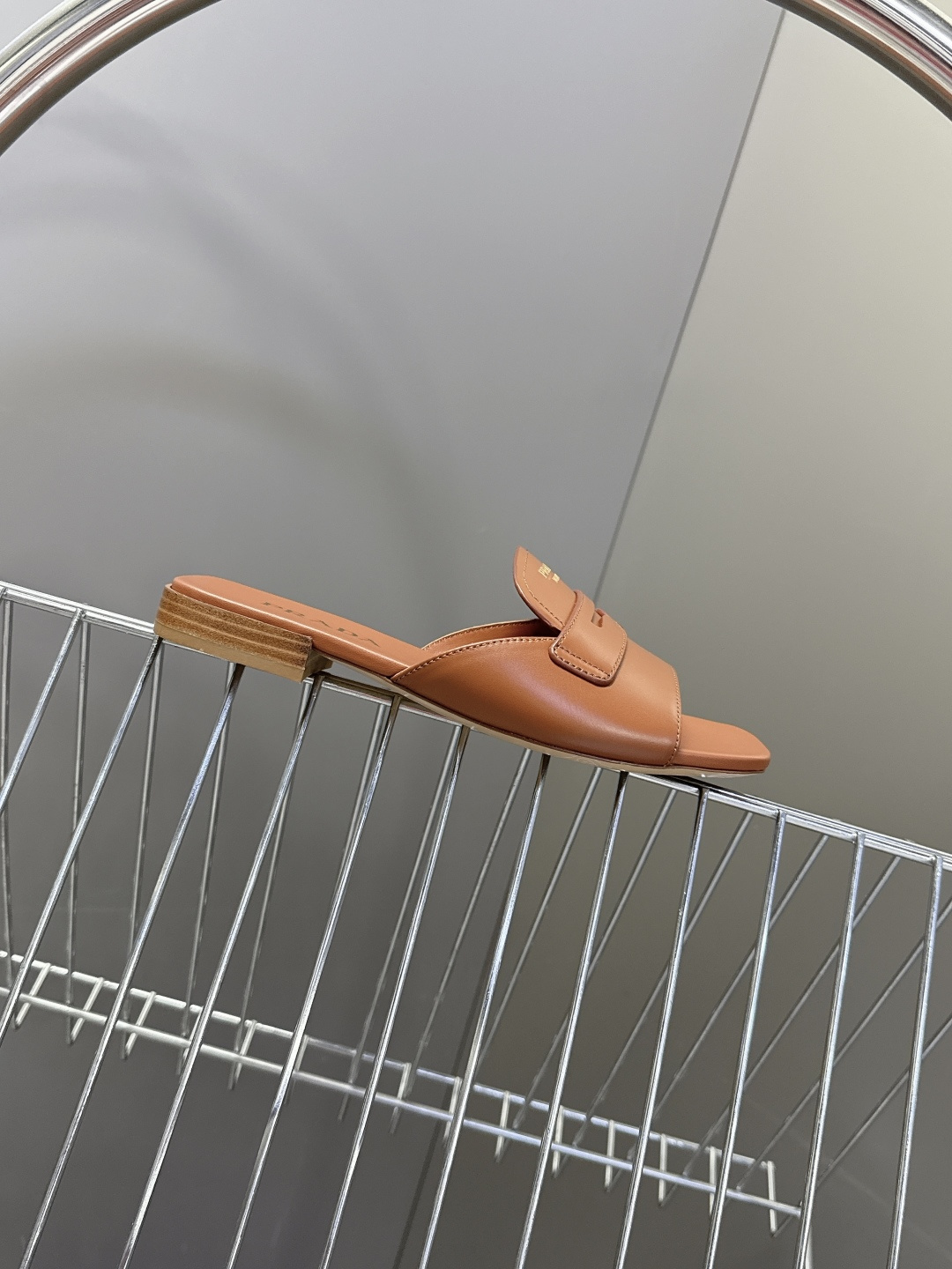 PRADA普拉达2026春夏最新款方头一字拖超多明星网红种草 这是今年春夏推出的女士方头一字拖系列 是品