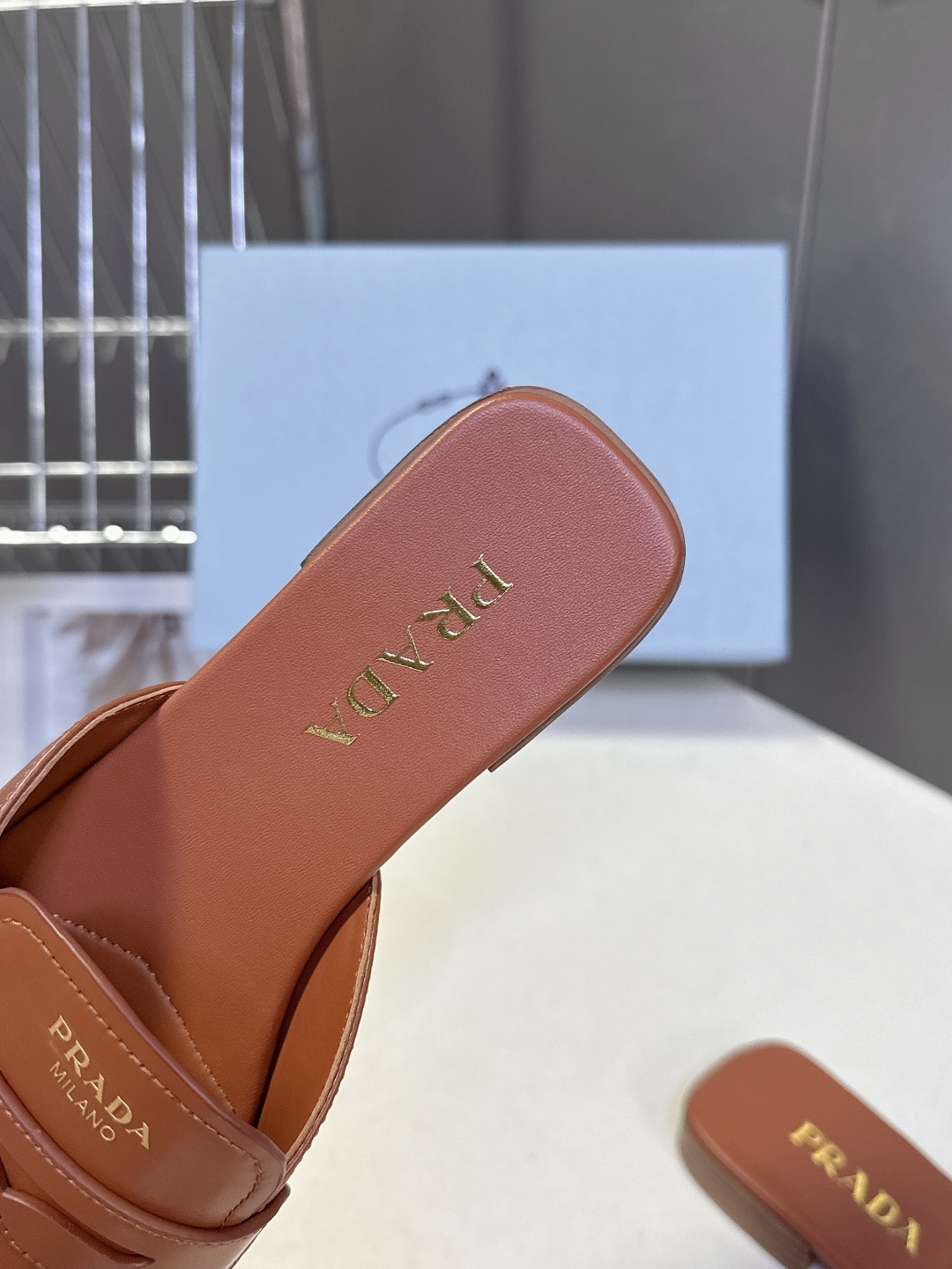 PRADA普拉达2026春夏最新款方头一字拖超多明星网红种草 这是今年春夏推出的女士方头一字拖系列 是品