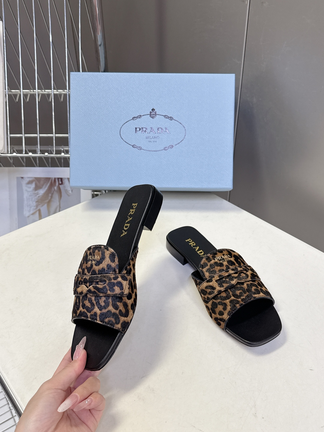 PRADA普拉达2026春夏最新款方头一字拖超多明星网红种草 这是今年春夏推出的女士方头一字拖系列 是品