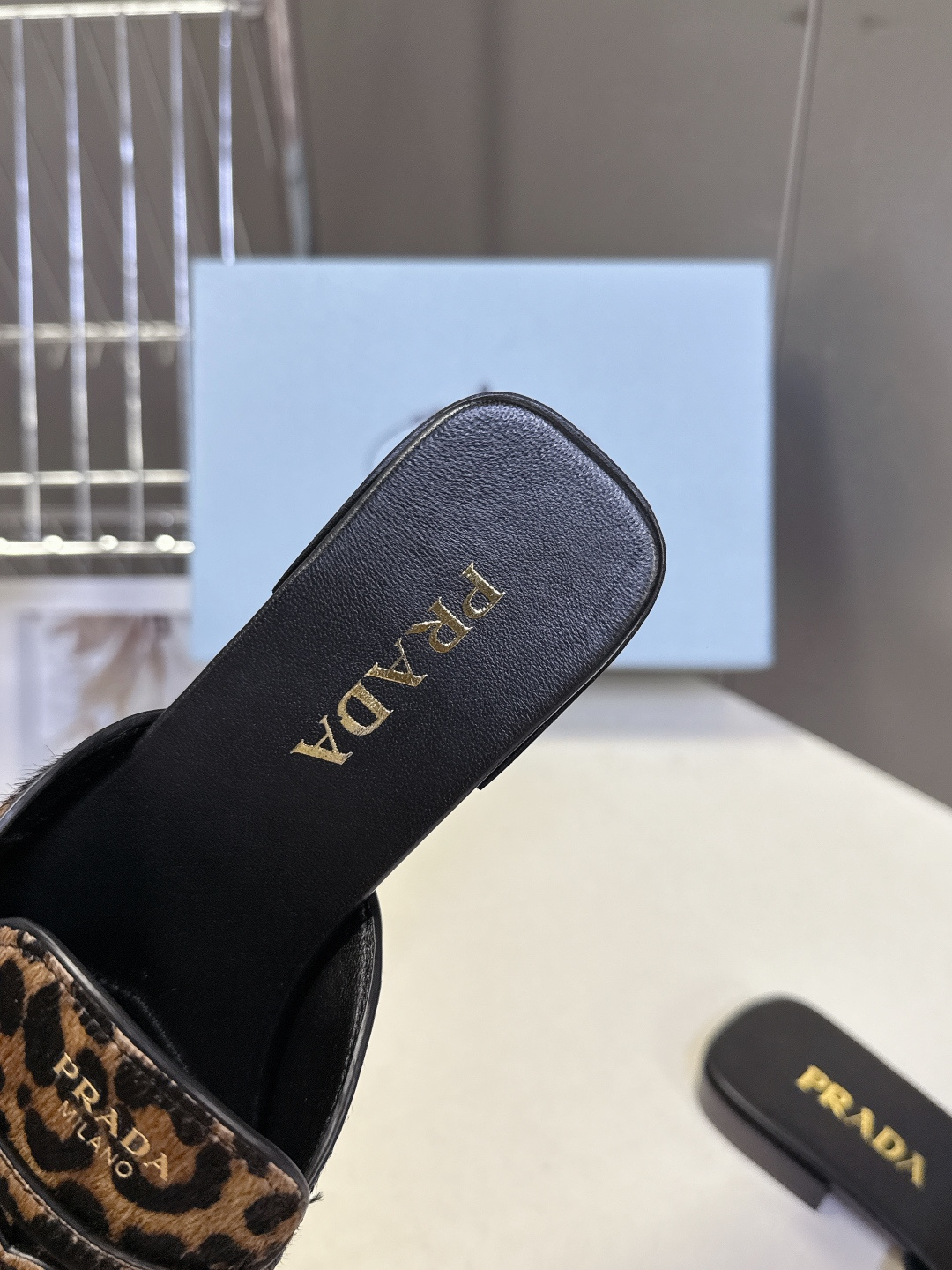 PRADA普拉达2026春夏最新款方头一字拖超多明星网红种草 这是今年春夏推出的女士方头一字拖系列 是品