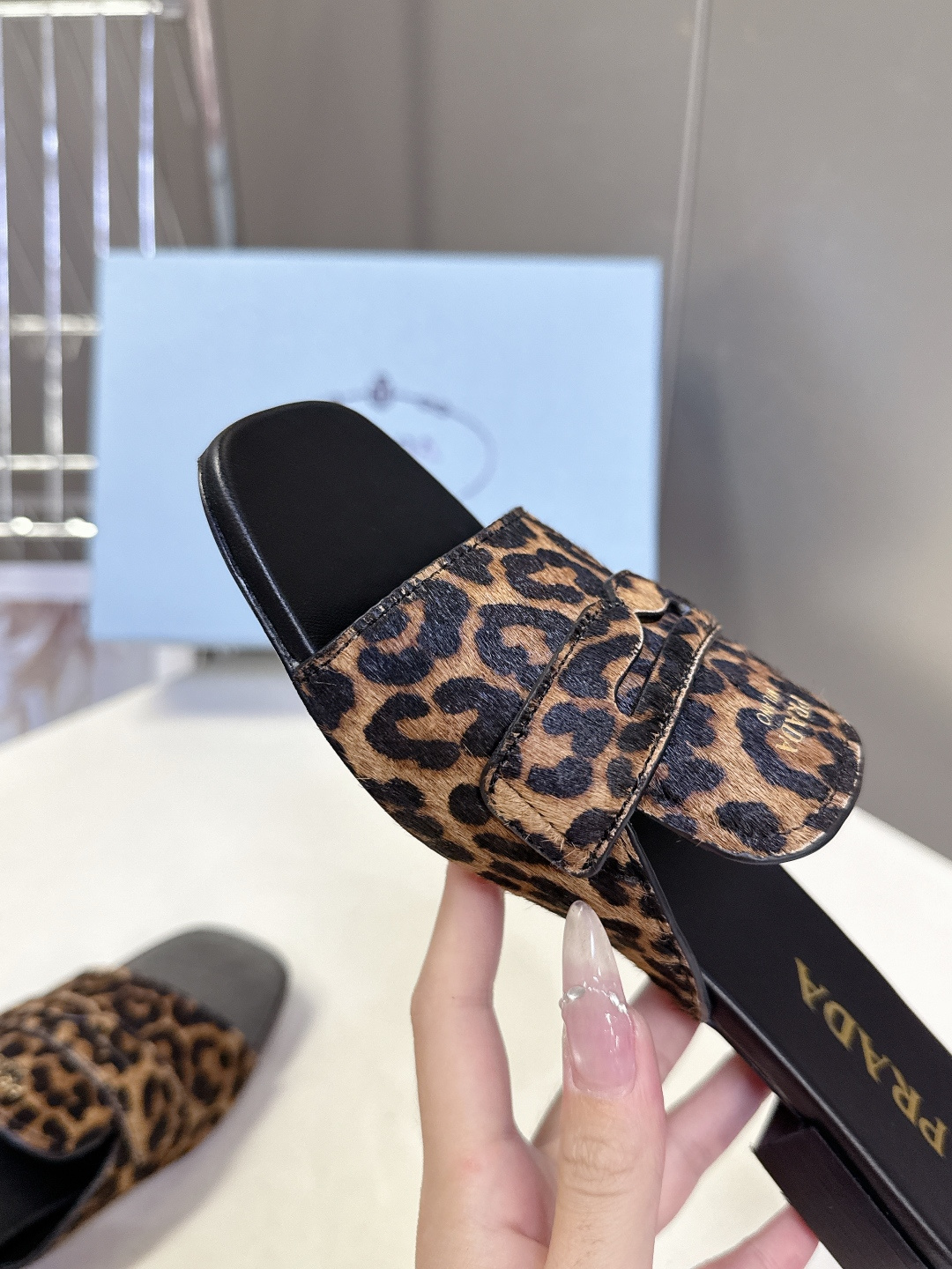 PRADA普拉达2026春夏最新款方头一字拖超多明星网红种草 这是今年春夏推出的女士方头一字拖系列 是品