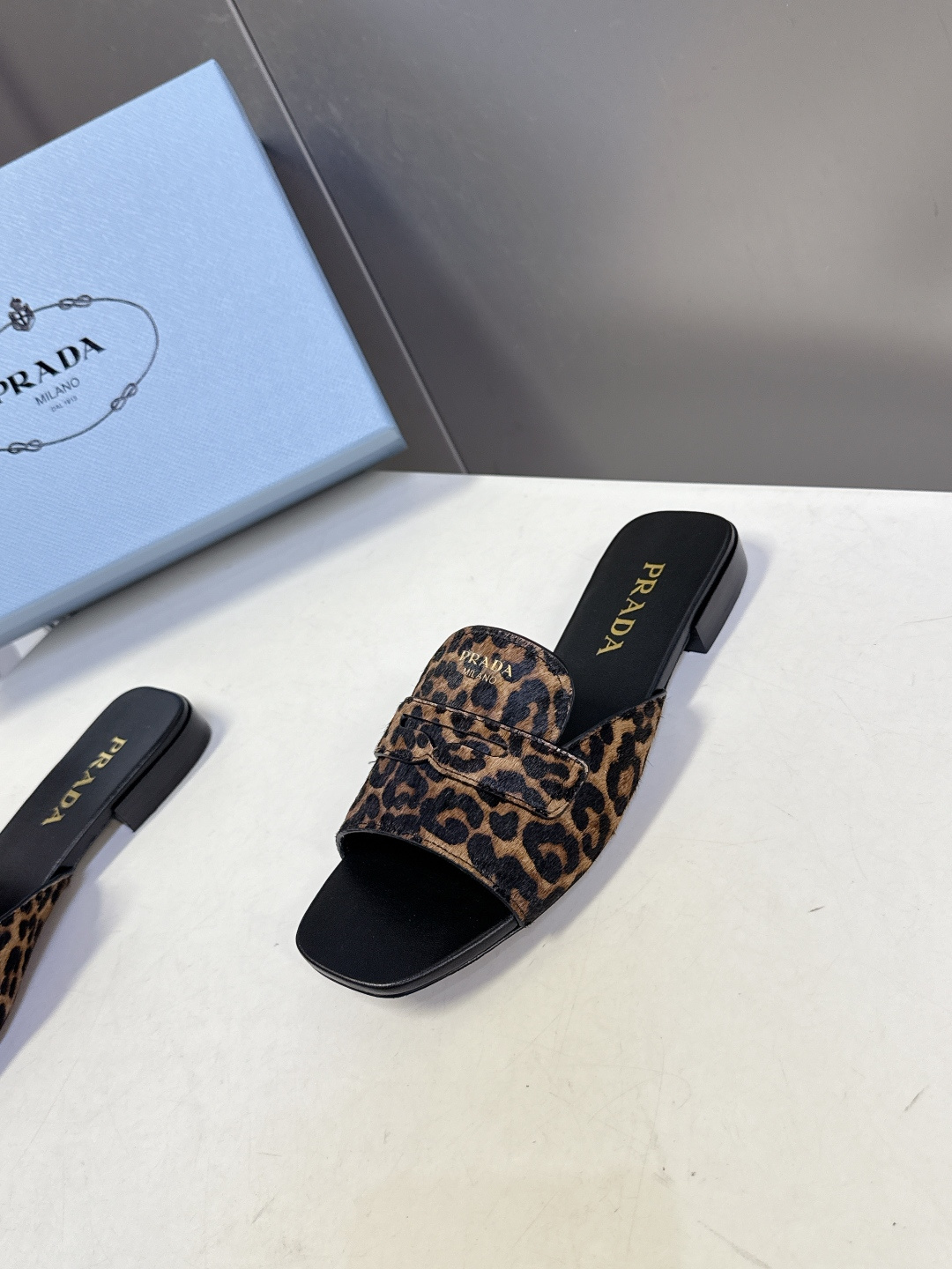 PRADA普拉达2026春夏最新款方头一字拖超多明星网红种草 这是今年春夏推出的女士方头一字拖系列 是品