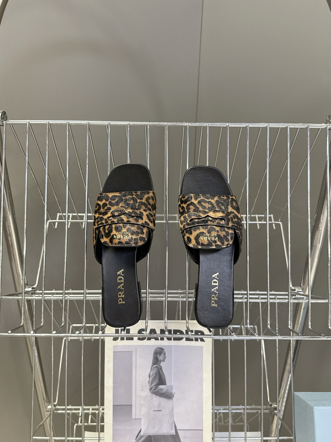 PRADA普拉达2026春夏最新款方头一字拖超多明星网红种草 这是今年春夏推出的女士方头一字拖系列 是品