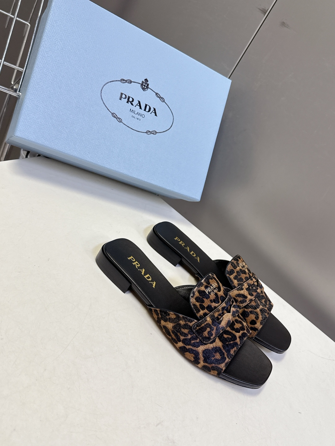 PRADA普拉达2026春夏最新款方头一字拖超多明星网红种草 这是今年春夏推出的女士方头一字拖系列 是品