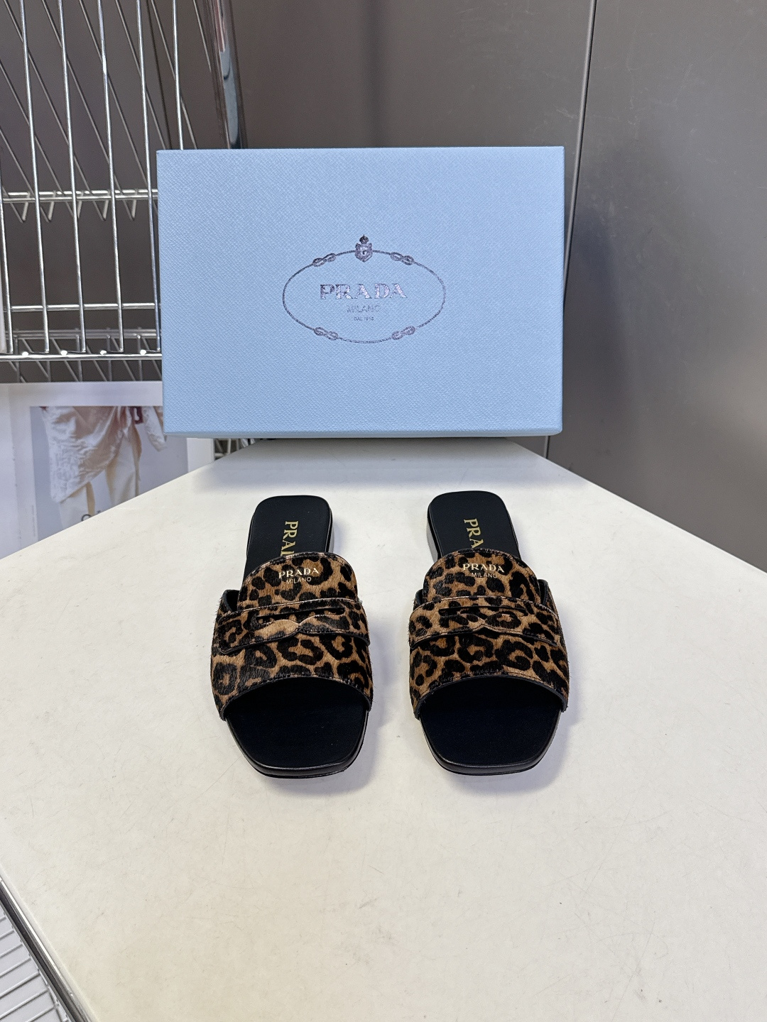 PRADA普拉达2026春夏最新款方头一字拖超多明星网红种草 这是今年春夏推出的女士方头一字拖系列 是品