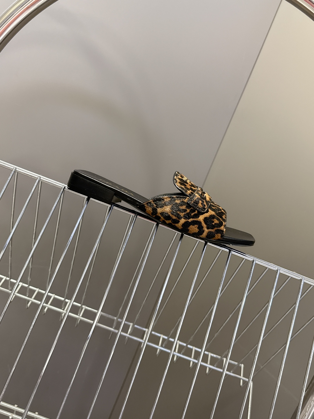 PRADA普拉达2026春夏最新款方头一字拖超多明星网红种草 这是今年春夏推出的女士方头一字拖系列 是品