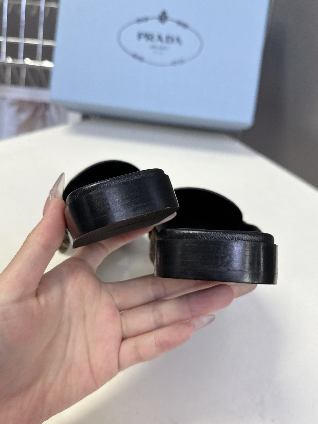 PRADA普拉达2026春夏最新款方头一字拖超多明星网红种草 这是今年春夏推出的女士方头一字拖系列 是品