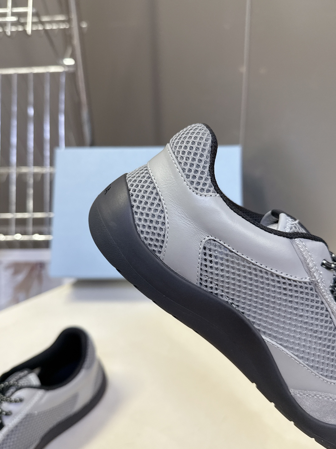 男装➕10 Prada普拉达春夏最新情侣款网眼透气德训休闲鞋超多明星网红种草 是品牌标志性的复古运动风单