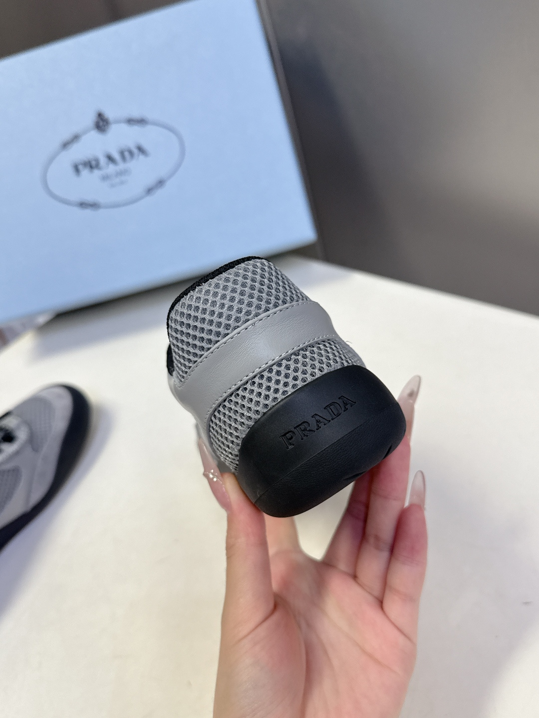 男装➕10 Prada普拉达春夏最新情侣款网眼透气德训休闲鞋超多明星网红种草 是品牌标志性的复古运动风单