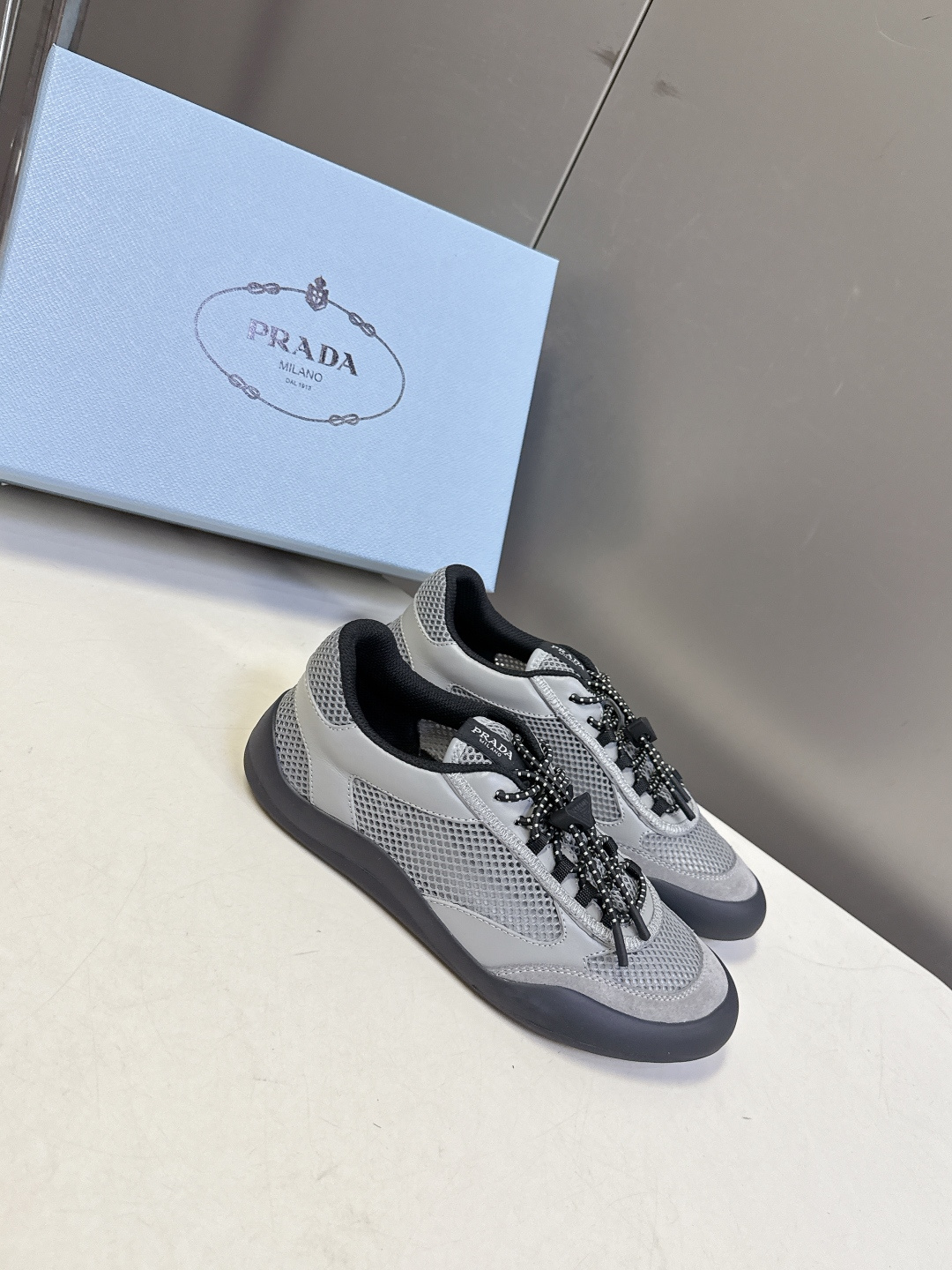 男装➕10 Prada普拉达春夏最新情侣款网眼透气德训休闲鞋超多明星网红种草 是品牌标志性的复古运动风单