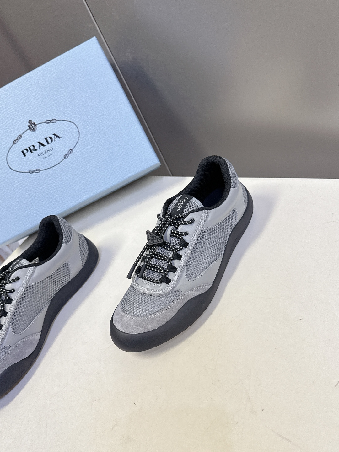 男装➕10 Prada普拉达春夏最新情侣款网眼透气德训休闲鞋超多明星网红种草 是品牌标志性的复古运动风单