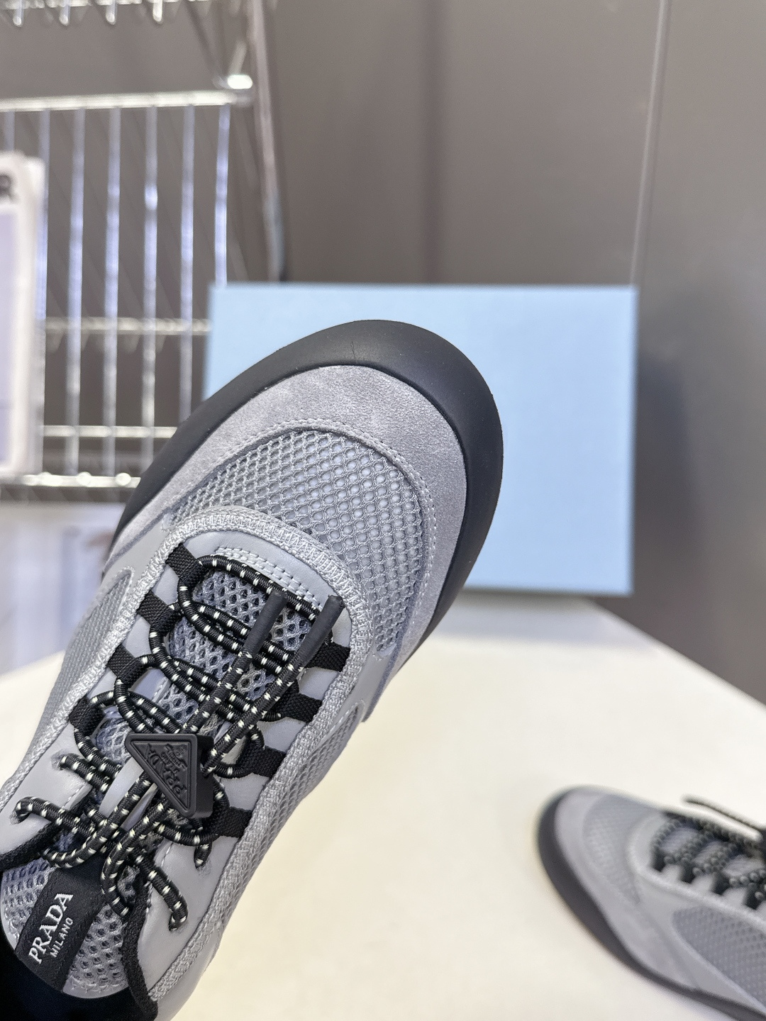 男装➕10 Prada普拉达春夏最新情侣款网眼透气德训休闲鞋超多明星网红种草 是品牌标志性的复古运动风单