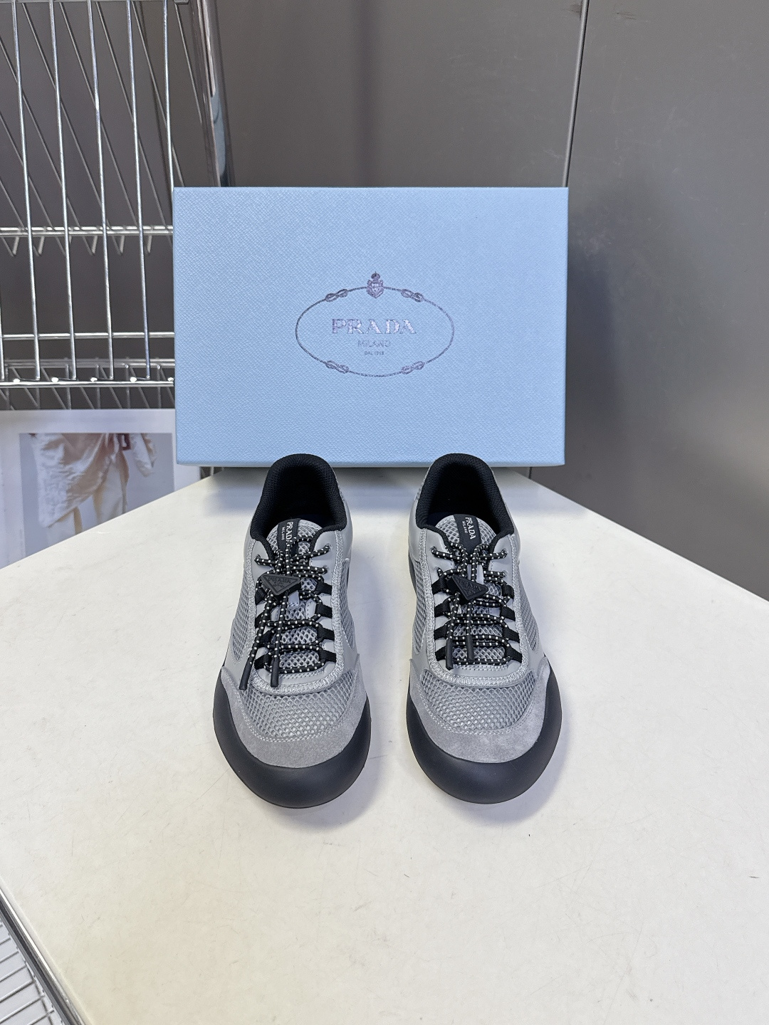 男装➕10 Prada普拉达春夏最新情侣款网眼透气德训休闲鞋超多明星网红种草 是品牌标志性的复古运动风单