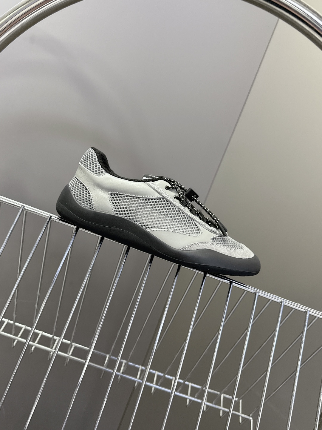 男装➕10 Prada普拉达春夏最新情侣款网眼透气德训休闲鞋超多明星网红种草 是品牌标志性的复古运动风单