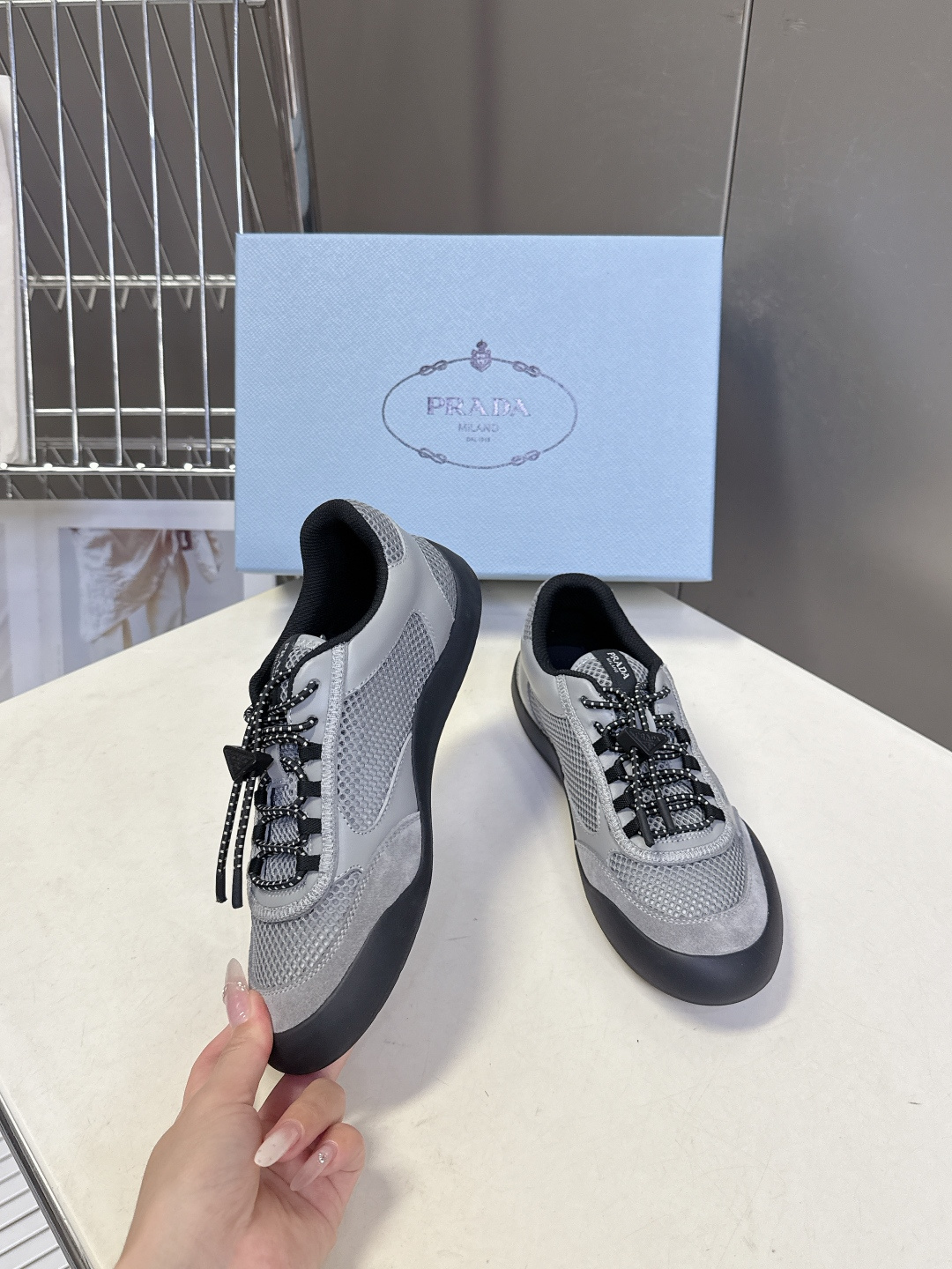 男装➕10 Prada普拉达春夏最新情侣款网眼透气德训休闲鞋超多明星网红种草 是品牌标志性的复古运动风单