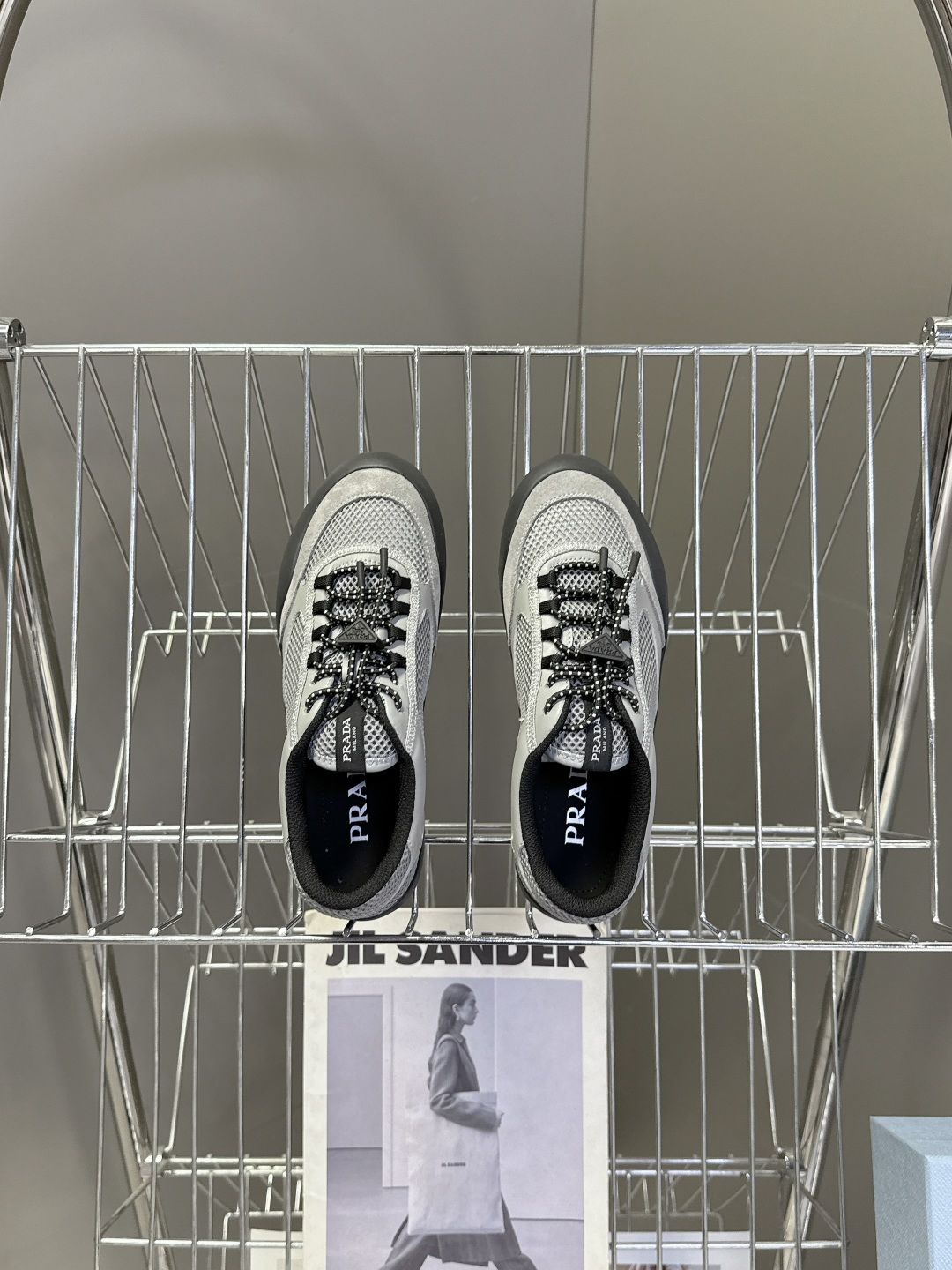 男装➕10 Prada普拉达春夏最新情侣款网眼透气德训休闲鞋超多明星网红种草 是品牌标志性的复古运动风单