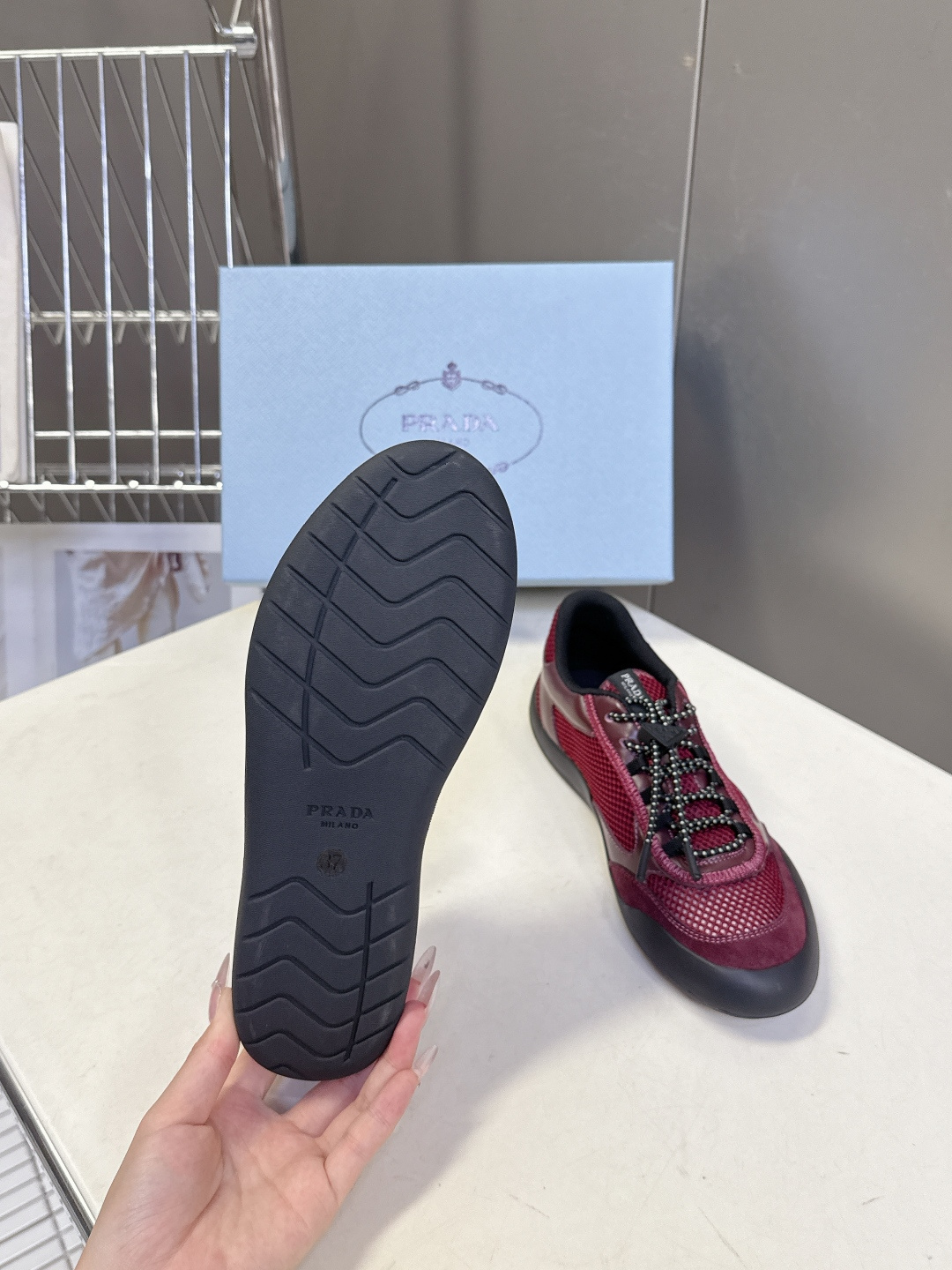 男装➕10 Prada普拉达春夏最新情侣款网眼透气德训休闲鞋超多明星网红种草 是品牌标志性的复古运动风单